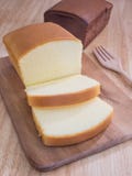 Beurrez le gâteau pour le thé d'après-midi, brun cuit au four d'anniversaire de boulangerie photographie stock libre de droits Beurrez le gâteau pour le thé d'après-midi, brun cuit au four d'anniversaire de boulangerie photographie stock libre de droits