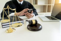 Beurteilen Sie Hammer mit Gerechtigkeitsrechtsanwälten Zivilkläger oder Beklagtsitzung lizenzfreie stockbilder Beurteilen Sie Hammer mit Gerechtigkeitsrechtsanwälten Zivilkläger oder Beklagtsitzung lizenzfreie stockbilder