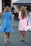 Bevallige bedrijfsvrouwen die in elegante kleding in stad lopen royalty-vrije stock foto's Bevallige bedrijfsvrouwen die in elegante kleding in stad lopen royalty-vrije stock foto's