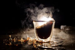 Bevanda calda straripata del caffè della tazza di vetro fotografia stock libera da diritti Bevanda calda straripata del caffè della tazza di vetro fotografia stock libera da diritti