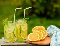 Bevanda casalinga della limetta e del limone Il processo di cottura della limonata all'aperto immagine stock libera da diritti Bevanda casalinga della limetta e del limone Il processo di cottura della limonata all'aperto immagine stock libera da diritti
