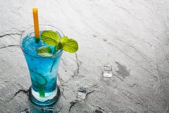 bevanda classica del bule del cocktail con calce immagine stock bevanda classica del bule del cocktail con calce immagine stock