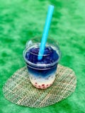 Bevanda dolce con i piselli di farfalla immagine stock libera da diritti Bevanda dolce con i piselli di farfalla immagine stock libera da diritti