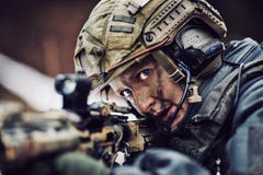 Bewaffnete Frau in der Tarnung mit Scharfschützegewehr Bewaffnete Frau in der Tarnung mit Scharfschützegewehr