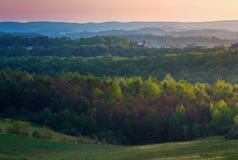 Bewaldete Hügel mit hellem Sonnenlicht lizenzfreies stockfoto Bewaldete Hügel mit hellem Sonnenlicht lizenzfreies stockfoto