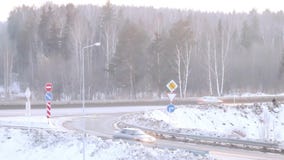 Bewegende auto's op weg in bos bij de winter stock video Bewegende auto's op weg in bos bij de winter stock video
