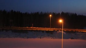 Bewegende auto's op weg met lantaarns bij de winteravond stock video Bewegende auto's op weg met lantaarns bij de winteravond stock video