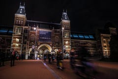Bewegende silhouetten van fietsers en voorbijgangers dichtbij Rijksmuseum Royalty-vrije Stock Foto's Bewegende silhouetten van fietsers en voorbijgangers dichtbij Rijksmuseum Royalty-vrije Stock Foto's