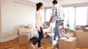 Bewegliche Kästen der attraktiven Paare in ihr Wohnzimmer stock footage Bewegliche Kästen der attraktiven Paare in ihr Wohnzimmer stock footage