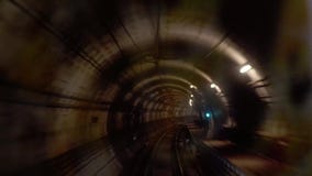 Beweglicher Zug im U-Bahntunnelblick von der Kabine Beweglicher Zug im U-Bahntunnelblick von der Kabine