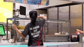 Bewegung des Arbeitskraftreinigungs-Anzeigenfensters am Gastronomiebereich stock video Bewegung des Arbeitskraftreinigungs-Anzeigenfensters am Gastronomiebereich stock video