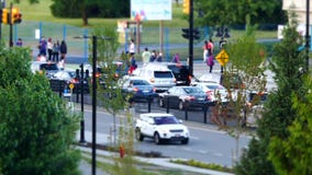 Bewegung des beschäftigten der Verkehrsstroms und Leute, die in Park für Kanada-Tagesereignis gehen stock footage Bewegung des beschäftigten der Verkehrsstroms und Leute, die in Park für Kanada-Tagesereignis gehen stock footage