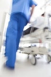 Bewegungsunschärfe-Bahren-Rollbahre-geduldiger Krankenhaus-Notfall stockfotografie Bewegungsunschärfe-Bahren-Rollbahre-geduldiger Krankenhaus-Notfall stockfotografie