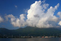 Bewolking over tropisch eiland Victoria, Mahe, Seychellen royalty-vrije stock afbeeldingen Bewolking over tropisch eiland Victoria, Mahe, Seychellen royalty-vrije stock afbeeldingen