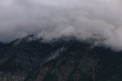 Bewölkter dunkler Hügel eingeschlagen mit Nebel stockbilder Bewölkter dunkler Hügel eingeschlagen mit Nebel stockbilder