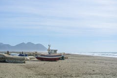 Bewölkter Tag am einsamen Strand Lizenzfreie Stockfotografie Bewölkter Tag am einsamen Strand Lizenzfreie Stockfotografie