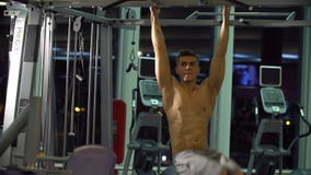 Bez koszuli sprawność fizyczna modela mężczyzna robi żołądka abs ćwiczy zbiory Bez koszuli sprawność fizyczna modela mężczyzna robi żołądka abs ćwiczy zbiory