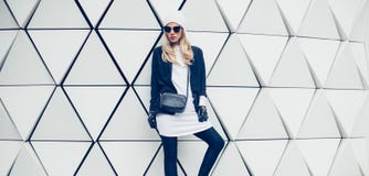 Bezaubernde Blondine auf der Straße städtische Modeart stockfotografie Bezaubernde Blondine auf der Straße städtische Modeart stockfotografie