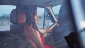 Bezaubernde junge Frau ist in einem Auto, das traurig auf einem Beifahrersitz, hintere Ansicht schaut stock video footage Bezaubernde junge Frau ist in einem Auto, das traurig auf einem Beifahrersitz, hintere Ansicht schaut stock video footage