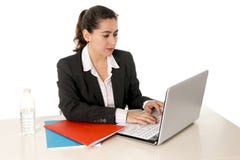 Bezige bedrijfsvrouw die een kostuum dragen die aan laptop werken stock foto Bezige bedrijfsvrouw die een kostuum dragen die aan laptop werken stock foto