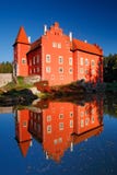 Bezinning van het rode kasteel op het meer, met donkerblauwe hemel, het kasteel Cervena Lhota, Tsjechische republiek van de staat stock afbeelding Bezinning van het rode kasteel op het meer, met donkerblauwe hemel, het kasteel Cervena Lhota, Tsjechische republiek van de staat stock afbeelding