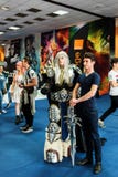Bezoeker die foto's met een Lich-Koning nemen cosplayer royalty-vrije stock foto's Bezoeker die foto's met een Lich-Koning nemen cosplayer royalty-vrije stock foto's