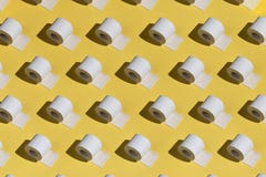 Bezszwowy wzór papier toaletowy na żółtym tle zdjęcie stock Bezszwowy wzór papier toaletowy na żółtym tle zdjęcie stock