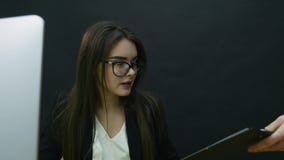 Bełt w biurze: gniewny szef i pracownik ma złą dyskusję zbiory wideo Bełt w biurze: gniewny szef i pracownik ma złą dyskusję zbiory wideo