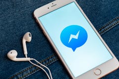 Bia?y iPhone z logo og?lnospo?eczny medialny Facebook Messenger na ekranie Og?lnospo?eczna medialna ikona obraz royalty free Bia?y iPhone z logo og?lnospo?eczny medialny Facebook Messenger na ekranie Og?lnospo?eczna medialna ikona obraz royalty free