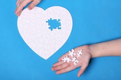 Biali szczegóły łamigłówka na błękitnym tle Łamigłówka jest pu obraz stock Biali szczegóły łamigłówka na błękitnym tle Łamigłówka jest pu obraz stock