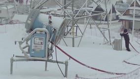 BIALKA TATRZANSKA, POLONIA - 3 DE FEBRERO DE 2018 Empleado que apaga la máquina del snowgun o de la nieve almacen de metraje de vídeo BIALKA TATRZANSKA, POLONIA - 3 DE FEBRERO DE 2018 Empleado que apaga la máquina del snowgun o de la nieve almacen de metraje de vídeo