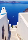 Biała architektura z krokami prowadzi w dół morze na Santorini wyspie, Grecja Piękny krajobraz z dennym widokiem obrazy stock Biała architektura z krokami prowadzi w dół morze na Santorini wyspie, Grecja Piękny krajobraz z dennym widokiem obrazy stock