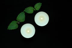 Białe płonące tealight świeczki na czarnym tle Piękno, zdrojów traktowania, masaż terapia i relaksuje pojęcie fotografia royalty free Białe płonące tealight świeczki na czarnym tle Piękno, zdrojów traktowania, masaż terapia i relaksuje pojęcie fotografia royalty free