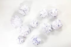 Białego papieru piłki na szarym tle, odgórny widok zdjęcia royalty free Białego papieru piłki na szarym tle, odgórny widok zdjęcia royalty free