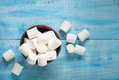 Biały marshmallow w pucharze na błękicie fotografia royalty free Biały marshmallow w pucharze na błękicie fotografia royalty free
