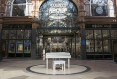 Biały Yamaha dziecka Uroczysty pianino, Wiktoria ćwiartki centrum handlowe, Leeds Fotografia Royalty Free Biały Yamaha dziecka Uroczysty pianino, Wiktoria ćwiartki centrum handlowe, Leeds Fotografia Royalty Free
