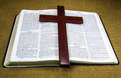 Bible sainte et croix photographie stock libre de droits Bible sainte et croix photographie stock libre de droits