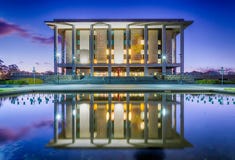 Biblioteca nazionale dell'Australia, Canberra - al crepuscolo Fotografia Stock Libera da Diritti Biblioteca nazionale dell'Australia, Canberra - al crepuscolo Fotografia Stock Libera da Diritti