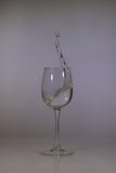 Bicchiere d'acqua su un fondo scuro Chiara acqua in un vetro fotografia stock Bicchiere d'acqua su un fondo scuro Chiara acqua in un vetro fotografia stock