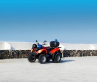 Bici di ATV in Santorini La Grecia immagini stock Bici di ATV in Santorini La Grecia immagini stock