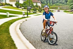 Bici di guida del ragazzo in vicinanza Bici di guida del ragazzo in vicinanza