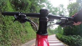 Bici di guida in parco Bici di guida in parco
