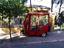 Bici elettrica rossa parcheggiata sulla via immagine stock libera da diritti Bici elettrica rossa parcheggiata sulla via immagine stock libera da diritti