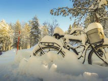 Bici sola riempita di neve in un giorno soleggiato fotografie stock libere da diritti Bici sola riempita di neve in un giorno soleggiato fotografie stock libere da diritti