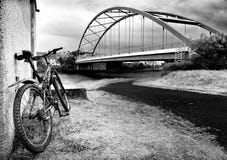 Bici solitaria del pedal en Bonar Bridge foto de archivo Bici solitaria del pedal en Bonar Bridge foto de archivo