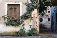 Bici verde vieja de los caminos de Brescia imágenes de archivo libres de regalías Bici verde vieja de los caminos de Brescia imágenes de archivo libres de regalías