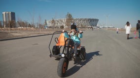 Bicicleta da equita??o da menina do adolescente no parque da cidade filme Bicicleta da equita??o da menina do adolescente no parque da cidade filme