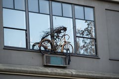 Bicicleta oxidada velha que decora a janela imagens de stock Bicicleta oxidada velha que decora a janela imagens de stock