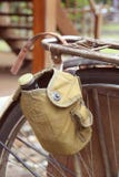 Bicicleta pasada de moda. Profundidad del campo baja imágenes de archivo libres de regalías Bicicleta pasada de moda. Profundidad del campo baja imágenes de archivo libres de regalías