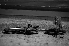 Bicicleta velha preto e branco na praia fotografia de stock royalty free Bicicleta velha preto e branco na praia fotografia de stock royalty free